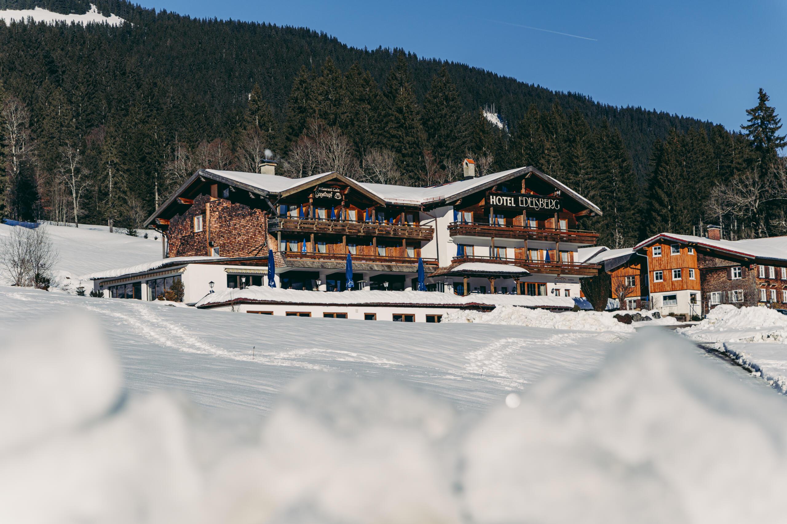 Hotel im Winter mit Schnee fotografiert bei der Filmproduktion eines wachsenden Imagefilms