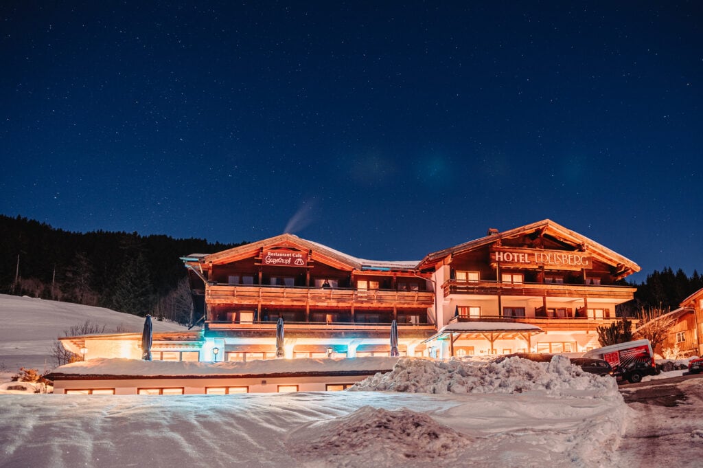 Hotel im Allgäu bei Nacht