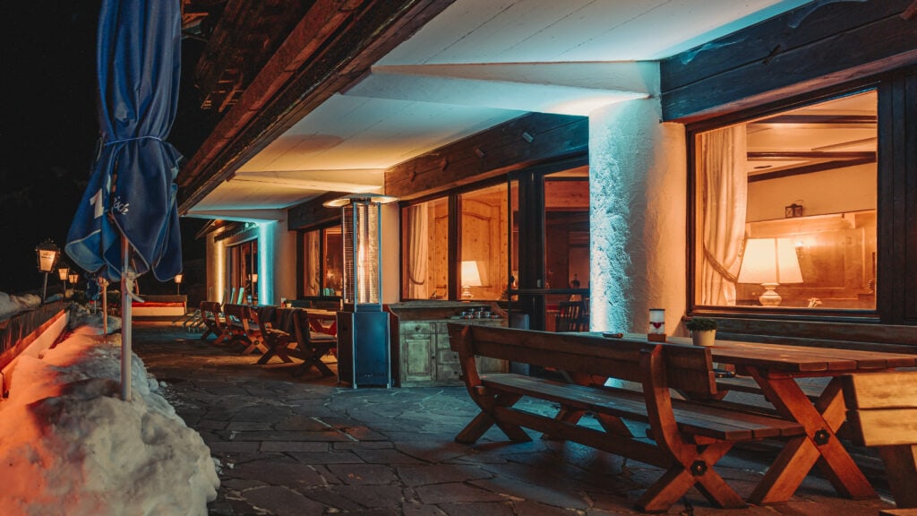 Werbebild von beleuchtetem Hotel Edelsberg