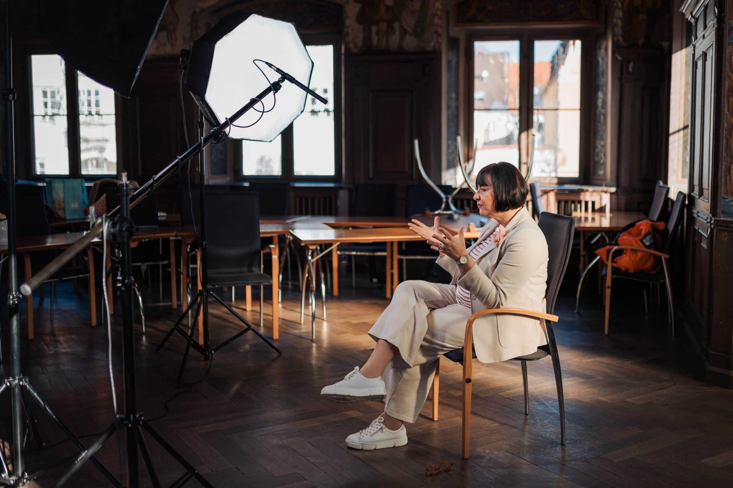 Interview für Imagefilm mit Person vor Kamera im historischen Saal des Friedberger Rathauses