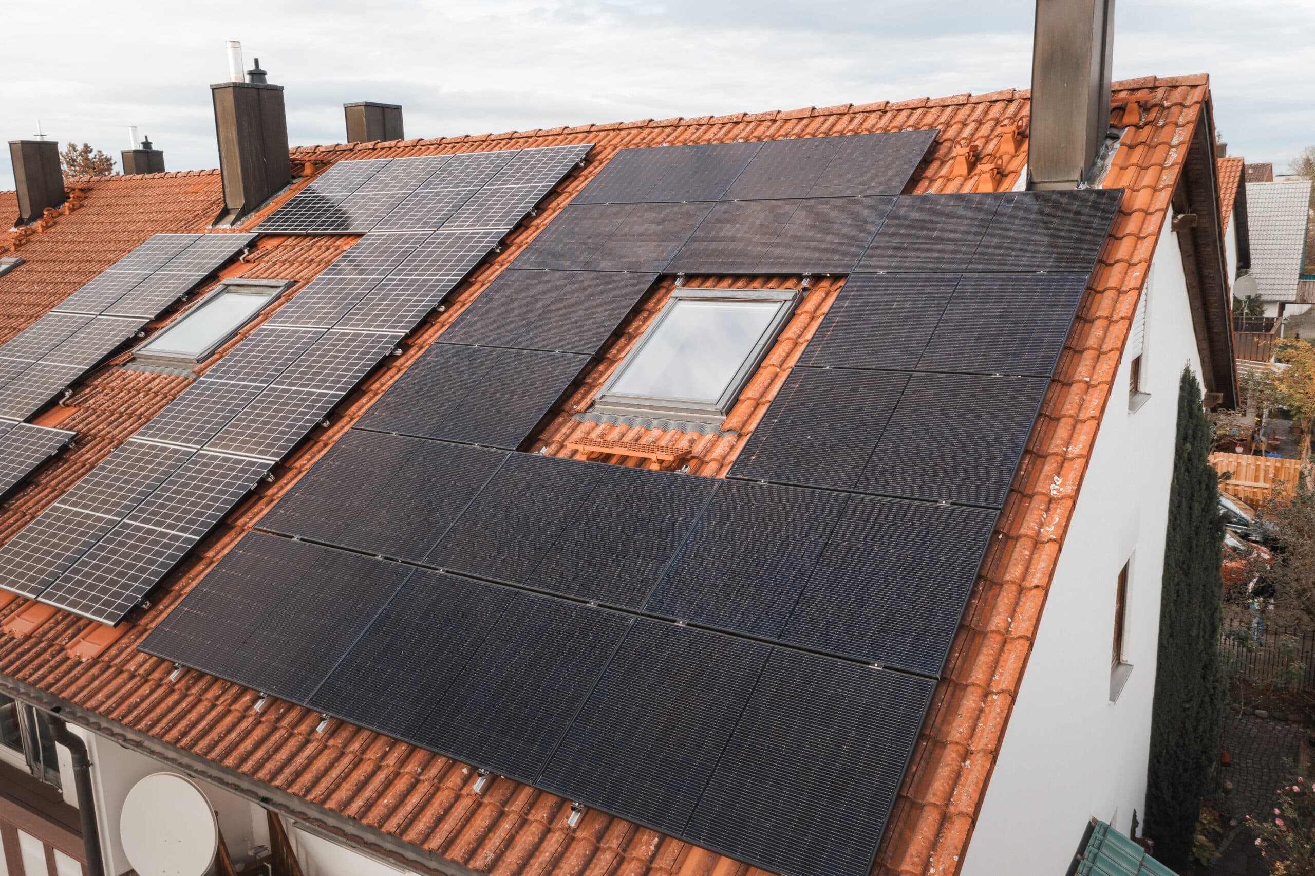 Hausdach mit Photovoltaikanlage von FAM Solarbau